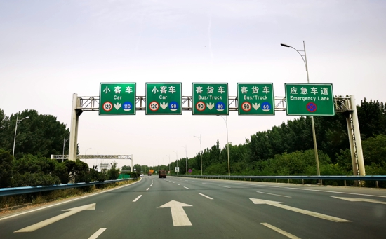 河南高速交警即日起专项整治货车不按规定车道行驶违法行为