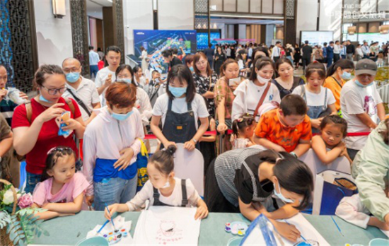 中原融创文旅城“冰雪奇旅欢乐节”启幕 惊“冻”全城