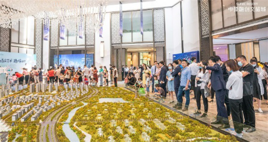 中原融创文旅城“冰雪奇旅欢乐节”启幕 惊“冻”全城