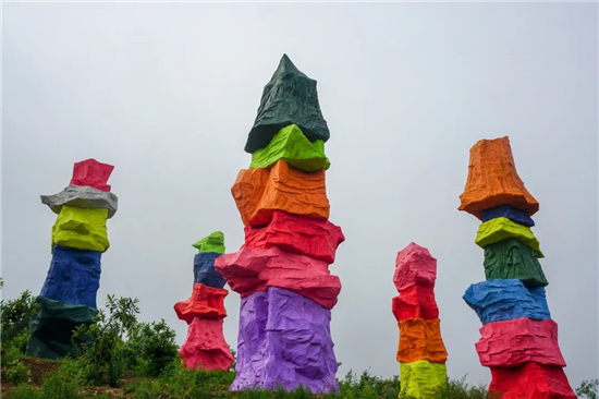 伏羲山巨石阵对外开放 五彩颜色惹人注目