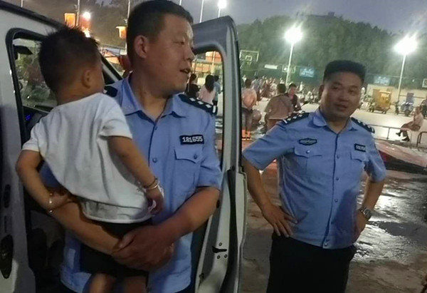 邓州市巡逻民警用车载“小广播”帮走散幼童找家长