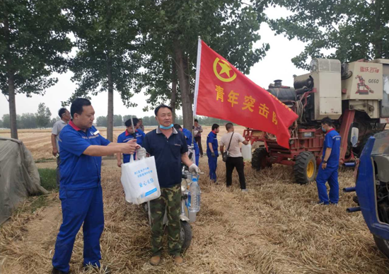 送“爱心油”到田间地头 为农机手解决大忧愁