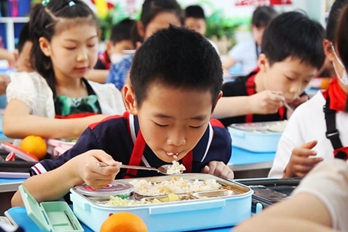 河南郑州：让孩子们吃上放心午餐