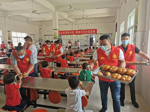 漯河志愿者与“中国好人”300余名孩子共渡端午节 接力演绎只为留守娃的幸福