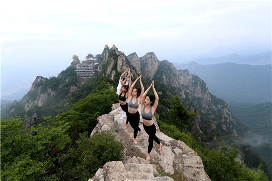 美女组团老君山2000米绝壁“玩命”挑战悬崖瑜伽 