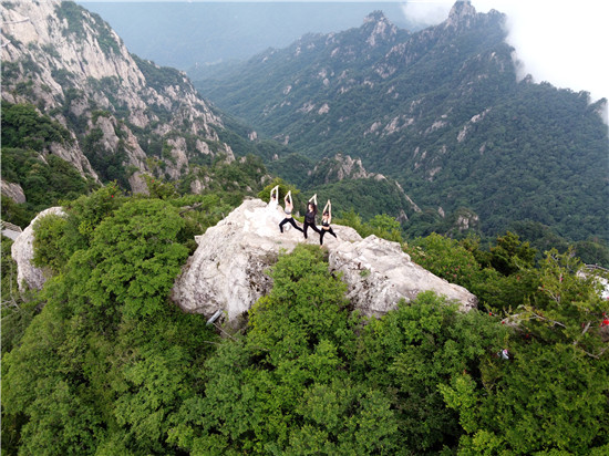 美女组团老君山2000米绝壁“玩命”挑战悬崖瑜伽 