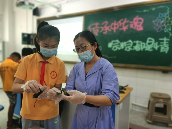 郑州市金水区工人第一新村小学于举办“传承中华魂 粽粽都是情”主题教育活动。