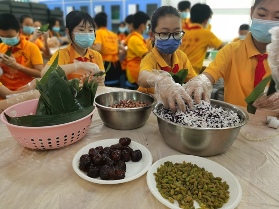 郑州市金水区工人第一新村小学于举办“传承中华魂 粽粽都是情”主题教育活动。
