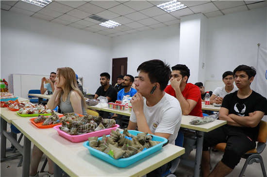 郑州西亚斯学院教外国留学生们包粽子，了解中国传统习俗
