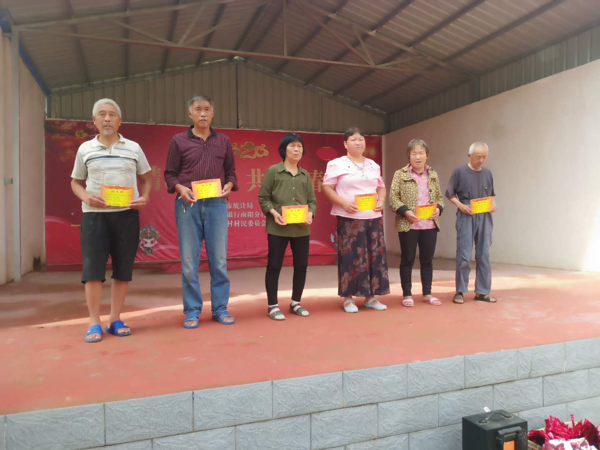 南阳市统计局组织志愿者到新野县王庄镇开展“情暖王桥”志愿服务系列活动