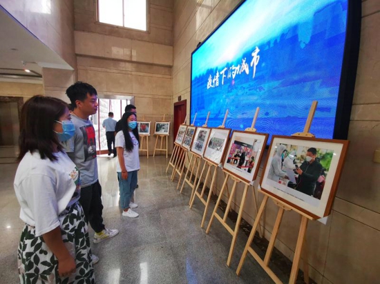 郑州市金水区抗击疫情纪实影展 ——《党旗下的“逆行人”》开展