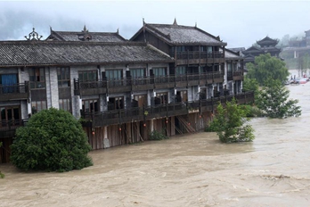 重庆黔江遭遇强降雨袭击 抢险救灾迅速开展