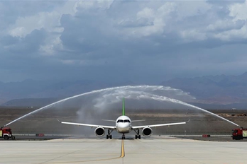 聚焦|国产C919客机飞抵吐鲁番 开展高温专项试飞