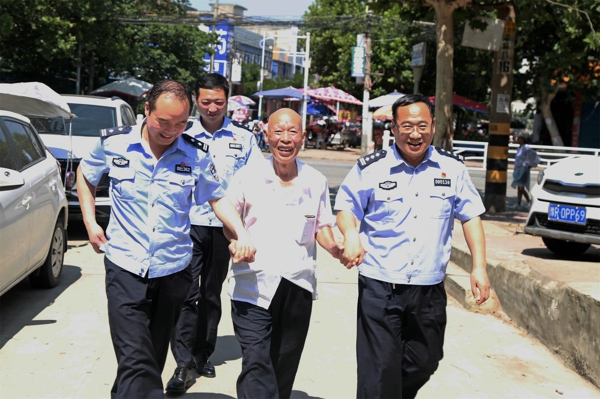 邓州市公安局组织“七一”看望慰问特困党员民警活动