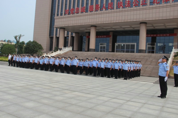 新野县公安局举行“庆七一、升国旗”仪式