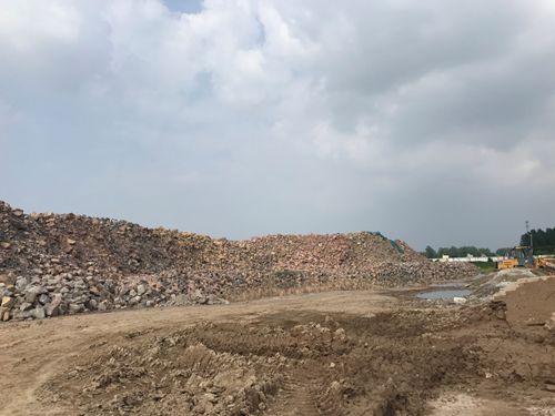 商水县一碎石厂物料未完全覆盖废料遍地 环保局称有环评手续