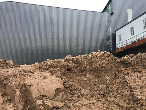 商水县一碎石厂物料未完全覆盖废料遍地 环保局称有环评手续