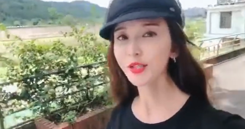 林志玲妆容淡雅美丽依旧 露招牌笑容