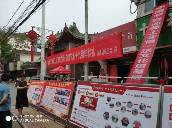 汝南县工会干部板车下基层开展“三送”系列活动