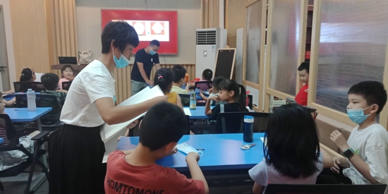 “奇思妙想 开发智力”——郑州市工人新村社区青少年创意绘画小组开课啦