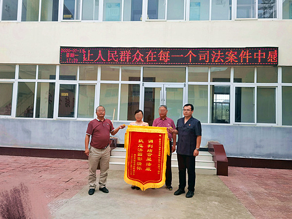 南阳宛城区法院：撵着法官送锦旗 