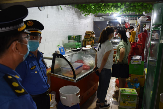 郑州市文化路街道联合执法 集中整治“六小”门店