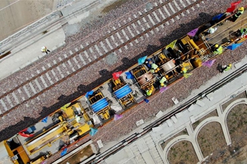 太焦高铁河南段首条接触网导线成功架设