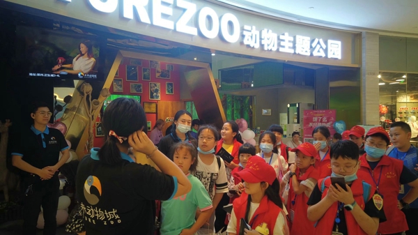 這種體驗感覺真棒！中華校園小記者在未來動物城上演真實版“瘋狂動物城”