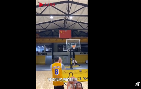 26岁独腿小伙打篮球投三分超准 网友：有梦想谁都了不起