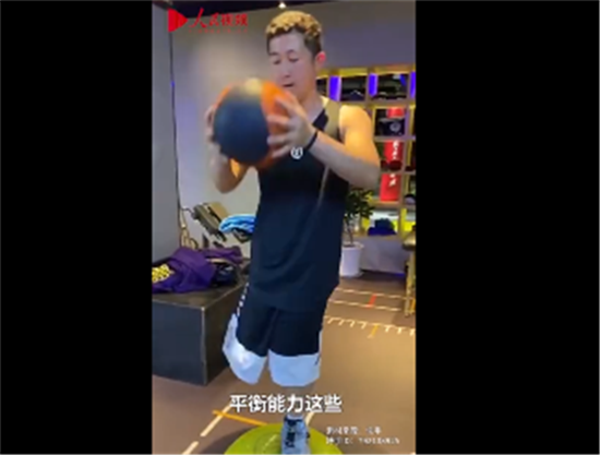 26岁独腿小伙打篮球投三分超准 网友：有梦想谁都了不起