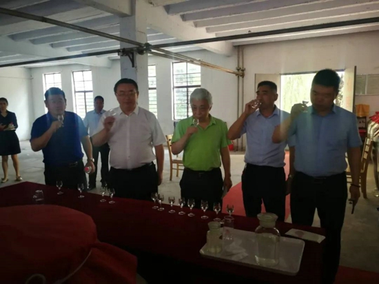 中国酒类流通协会常务副会长刘员一行莅临宋河酒业调研指导