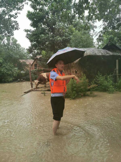 汝南警方在雨中转移宿鸭湖库区被困群众46人