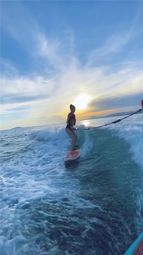 angelababy晒出冲浪的视频 大长腿太吸睛！