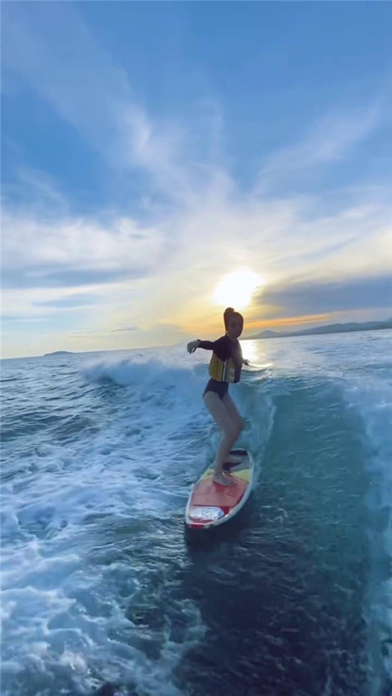 angelababy晒出冲浪的视频 大长腿太吸睛！