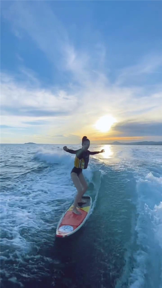 angelababy晒出冲浪的视频 大长腿太吸睛！