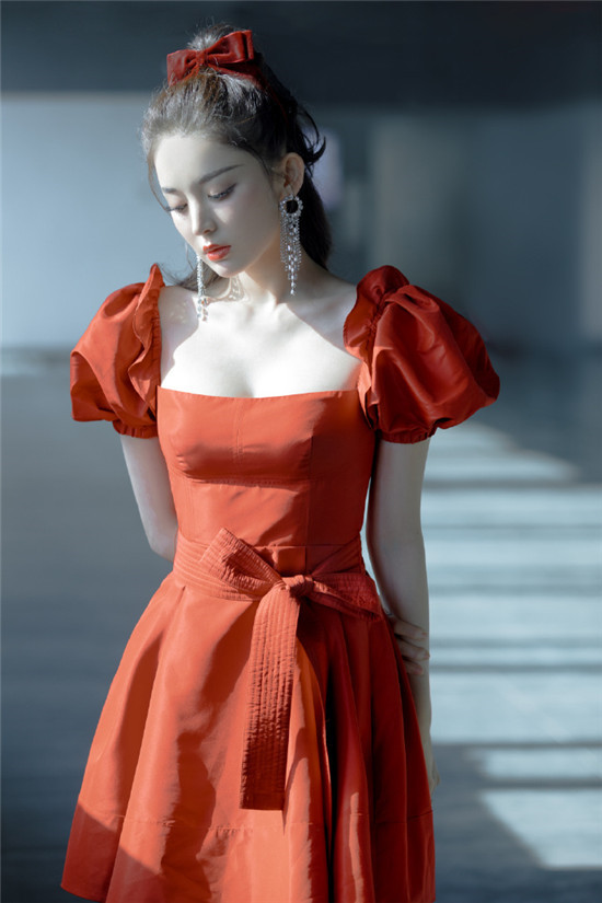 古力娜扎身穿红色泡泡袖连衣裙 搭配丝绒蝴蝶结