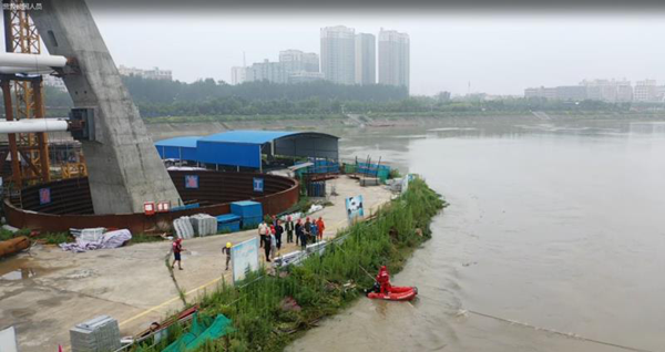 河南邓州市洪水中2小时救出14名被困工人
