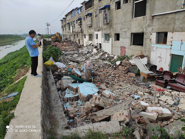 河南邓州：八居民挖堤建房 拆！