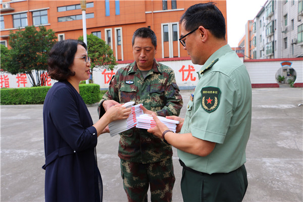 西峡县法院“八一”前夕走访慰问驻地官兵
