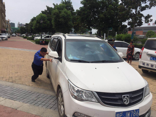 他乡母子车辆遇困 酷暑中漯河城管推吨余重汽车助人