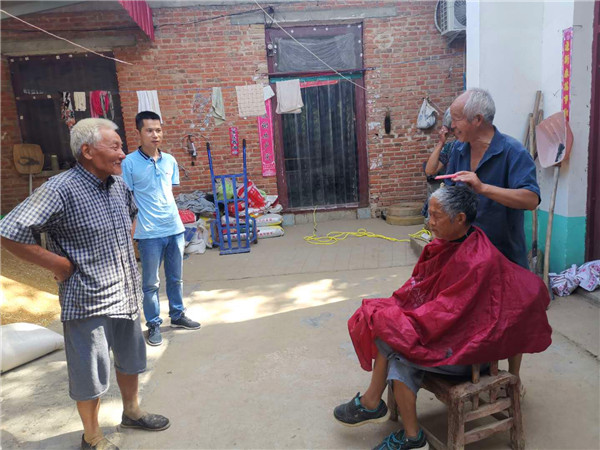 唐河县上屯镇：夏日送“清凉”，爱心助扶贫