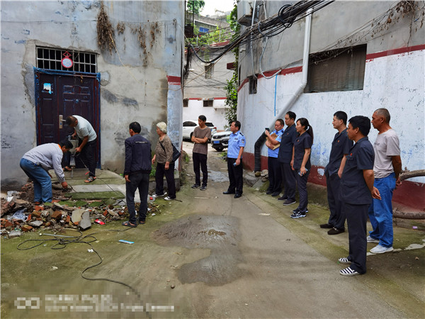 南阳市宛城区法院：邻里纠纷结怨气 两拆一解送锦旗