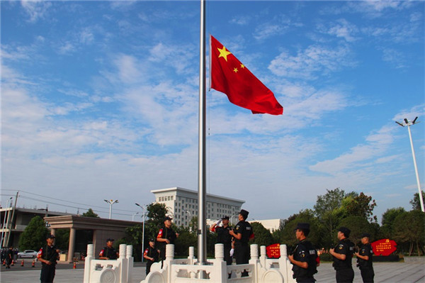 新野县公安局举行升国旗仪式