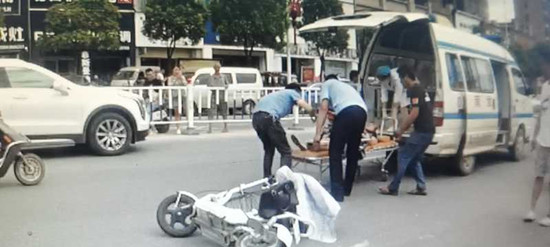 汝南警方走访路上救助一受伤女子