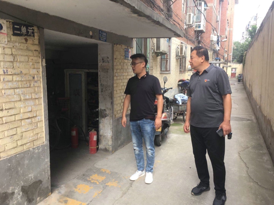 郑州市管城区教育局班子成员深入分包无主管 楼院查看安全防汛情况