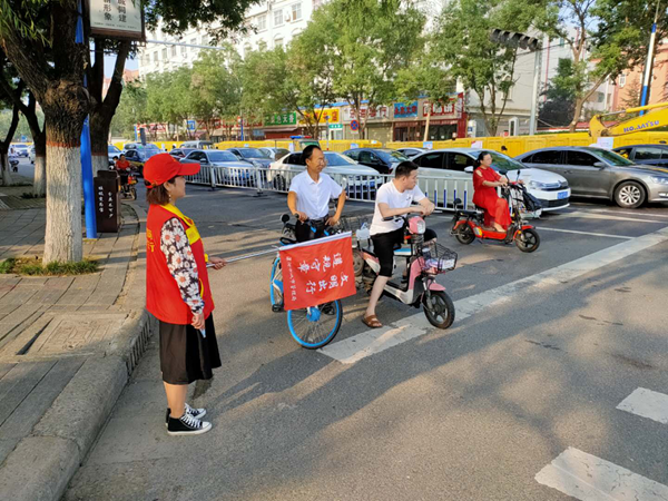 漯河城管交通志愿者引领文明出行