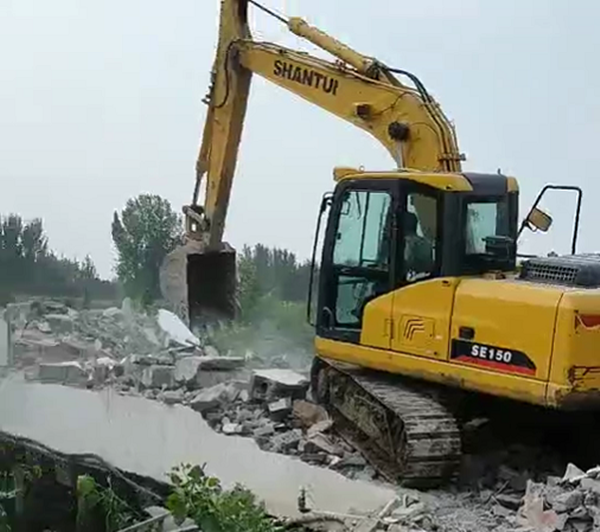 河南邓州：强力拆除阻碍河道防洪的违规建房