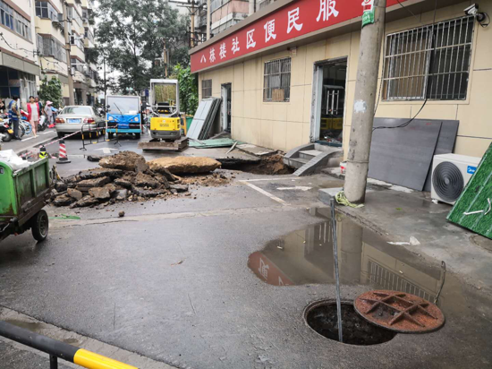 郑州杜岭街道办事处：道路塌方隐患大 政府抢险保安全
