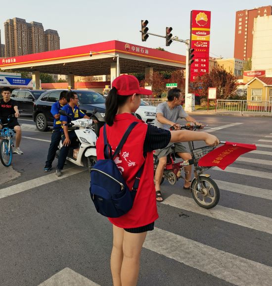 文明交通岗的志愿红 绘出魅力丰庆文明范