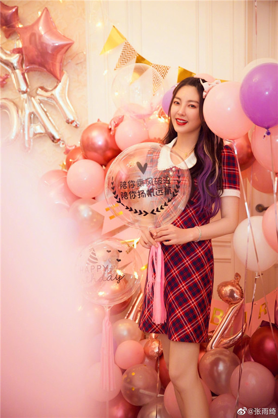 8月8日张雨绮生日 身穿格子短裙，头戴粉色蝴蝶结美丽又可爱